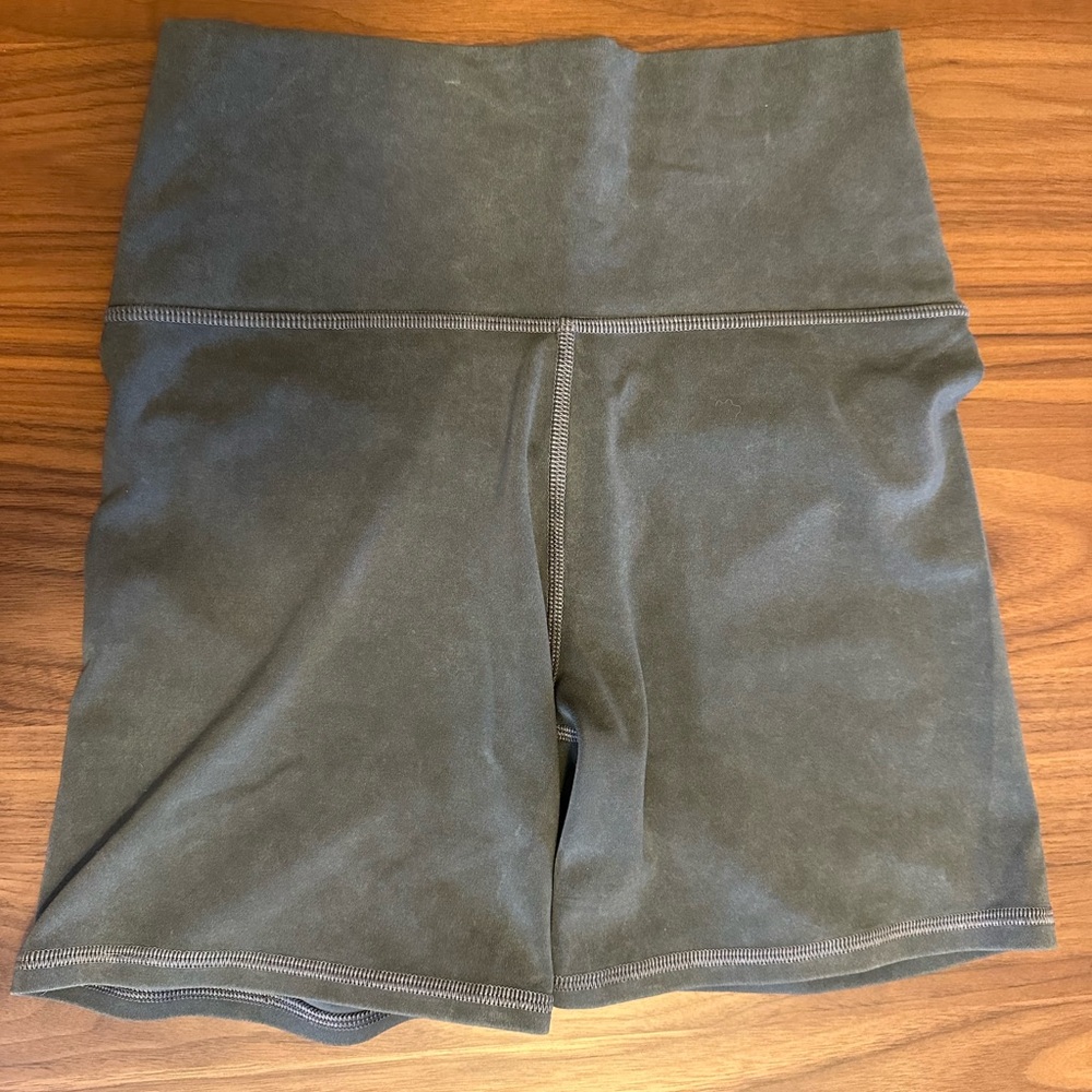 Vuori Women's High-Waisted Charcoal Bike Shorts 5” inseam